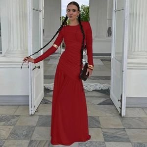 Detailansicht des roten, plissierten Langarm-Maxikleids mit schmaler Taille und elegantem Stoff