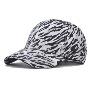 Detail der Tiger-Baseballkappe mit hochwertigen Nähten und Stofftextur im Fokus