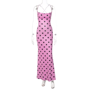 Détail d'une robe longue en satin rose à pois noirs avec dos nu et bretelles nouées