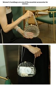 Detailansicht der transparenten Acryl-Muschel-Clutch mit stylischem großem Kettenriemen