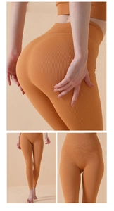 Vue macro du legging de yoga jaune gingembre côtelé avec taille haute et texture sans couture