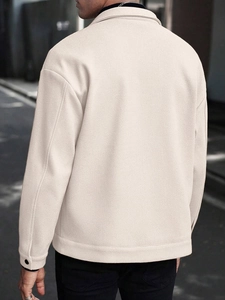 Rückansicht einer Herren-Wolljacke in Hellbeige mit Schulter- und Ärmelknopfdetails