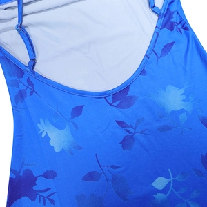 Détail de la robe à fleurs bleues avec bandoulière réglable et texture de tissu doux