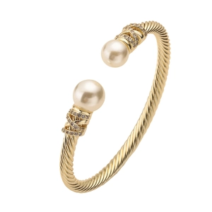 Luxuriöser goldener gedrehter Armreif mit eleganten Perlen und funkelnden Zirkonia-Akzenten