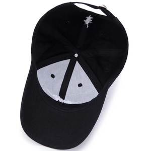 Vue intérieure d'une casquette noire avec doublure renforcée et boucle en métal réglable