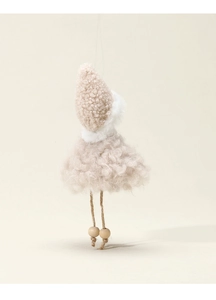 Vue détaillée de l'ornement ange en peluche avec tissu bouclé et jambes en perles de bois