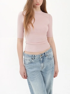 Slim fit pink ribbed t-shirt with crew neck and short sleeves paired with light blue jeans