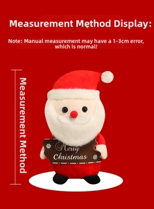 Dettaglio del Babbo Natale di peluche con cartello Merry Christmas e sciarpa festiva