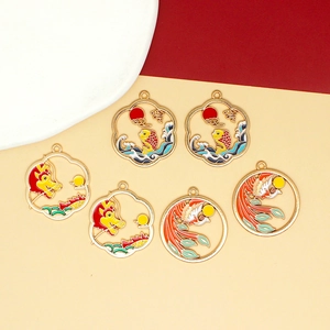 Pendentifs en émail de style chinois avec motifs de carpe koi, dragon et phénix dorés