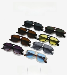 Détail de lunettes de soleil vintage à double pont avec éclairs dorés et verres colorés