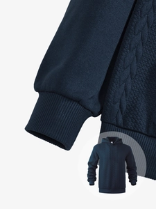 Dettaglio ravvicinato della trama a treccia blu navy della felpa con cappuccio uomo