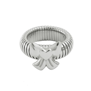 Gros plan d'une bague nœud argentée avec cœur central et anneau flexible texturé