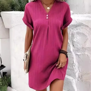 Abito fucsia con scollo a V, maniche corte, trama plissettata e dettagli bottoni