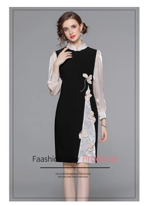 Dettaglio del ricamo floreale e dell'alamaro su un moderno abito cheongsam nero e champagne
