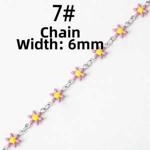 Detail der 6mm Gänseblümchen-Emailliekette mit rosa Blüten und silbernen Gliedern