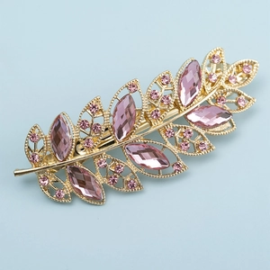 Barrette élégante en forme de feuille dorée avec strass roses sur fond bleu clair