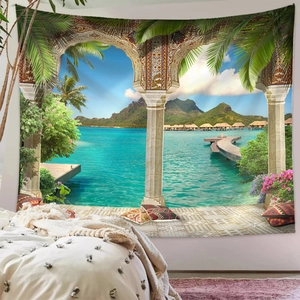 Detailansicht eines Wandteppichs mit tropischer Strandlandschaft im Schlafzimmer