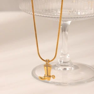 Collier avec pendentif botte de cow-boy doré et strass sur chaîne serpent