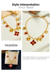 Vue détaillée du collier en chaîne dorée avec pendentifs vintage fleurs et cœurs rétro
