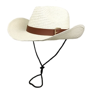 Weißer Stroh-Cowboyhut mit braunem Lederband und verstellbarem Kinnriemen