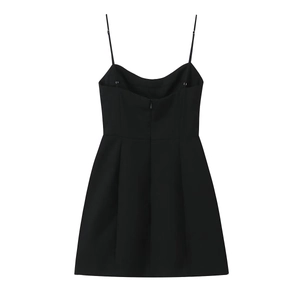 Vue arrière détaillée d'une mini robe noire avec fermeture éclair et dos nu élégant