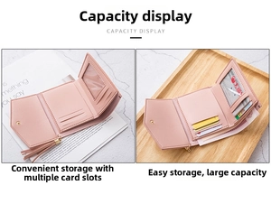 Dettagli interni del portafoglio rosa a tre ante con scomparti per carte e nappa decorativa