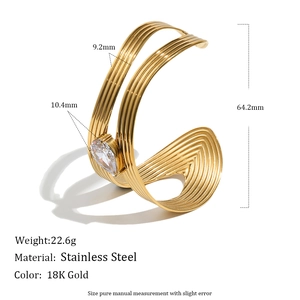 Bracelet jonc en acier inoxydable doré 18K avec texture rayée et zircon en forme de poire
