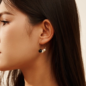 Retro S925 silver hoop earrings with black obsidian and white pearls on a model