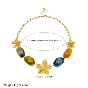 Collier chaîne dorée avec pendentifs camélia et perles marbrées pour femmes