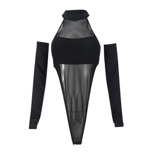 Detail eines schwarzen Netzbodysuits mit Neckholder und passenden separaten langen Ärmeln