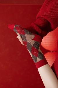 Détail de chaussettes en laine Argyle avec motif de tricot festif rouge et marron