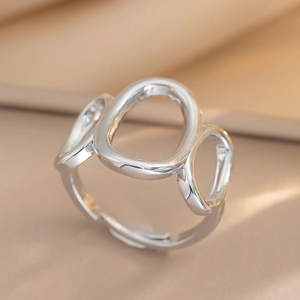Bague ouverte géométrique argentée minimaliste avec cercles polis au design moderne