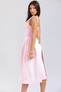 Détail d'une robe en satin rose montrant la coupe ajustée et le drapé élégant de côté