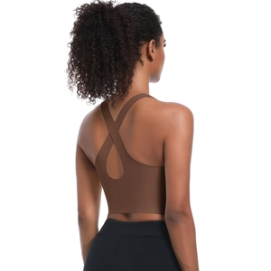 Détail arrière d'un soutien-gorge de sport avec bretelles croisées en X et design ajouré