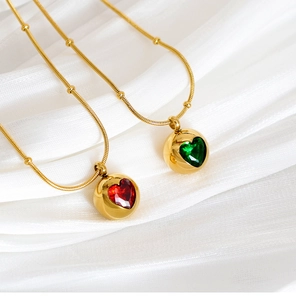 Détails de colliers boules dorées avec pierres de zircon émeraude en forme de cœur rouge et vert