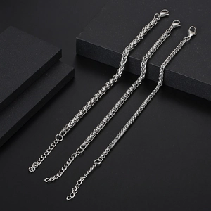 Trois bracelets gourmettes tressés en acier titane avec fermoirs mousquetons robustes