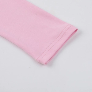 Détail de la manchette en coton tricoté rose avec une finition de couture lisse
