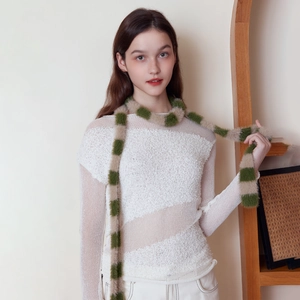 Schicker beige-grün gestreifter Plüsch-Strickschal für Damen als Herbst-Winter-Accessoire