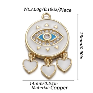Detailansicht des Evil Eye Anhängers mit weißer Emaille, blauen Kristallen und Herzen