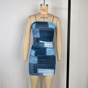 Primer plano del estampado de retazos de mezclilla en un vestido mini tubo ajustado