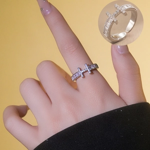 Anello ad H regolabile color argento con zirconi incastonati su sfondo giallo