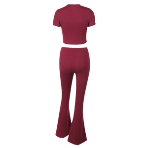 Dettaglio del set bordeaux in maglia a costine con top a maniche corte e pantaloni