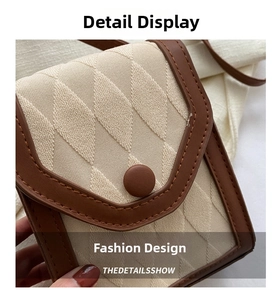 Vue détaillée du tissu matelassé beige et des finitions en cuir marron d'un mini sac rétro