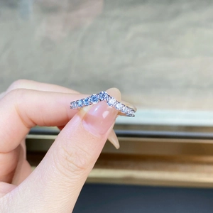 Gros plan détaillé d'une bague en argent en forme de V sertie de diamants ronds brillants
