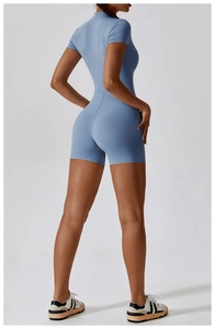 Vue de dos du body de yoga bleu clair ajusté avec coutures fonctionnelles et manches courtes