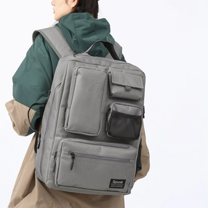 Grande zaino grigio porta PC con tasche multiple indossato da un modello