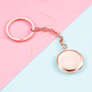 Portachiavi con medaglione rotondo in oro rosa con finitura a specchio lucida su fondo rosa