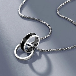 Titanium stalen ketting met in elkaar grijpende zilveren en zwarte ringen en gravure