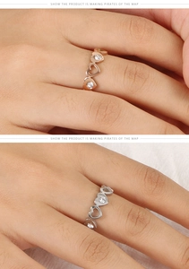 Détail des bagues en forme de cœur or rose et argent avec zircons cubiques scintillants
