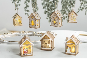 Dettaglio di una casetta di Natale in legno illuminata con LED caldo e motivi festivi